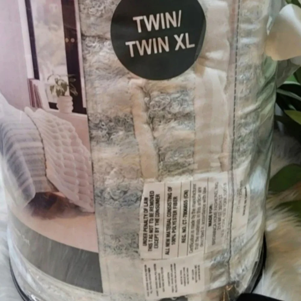 UGG ATLAS Clear Creek Faux Fur Micromink Stripe SOFT Twin or XLUGG ATL Comforter